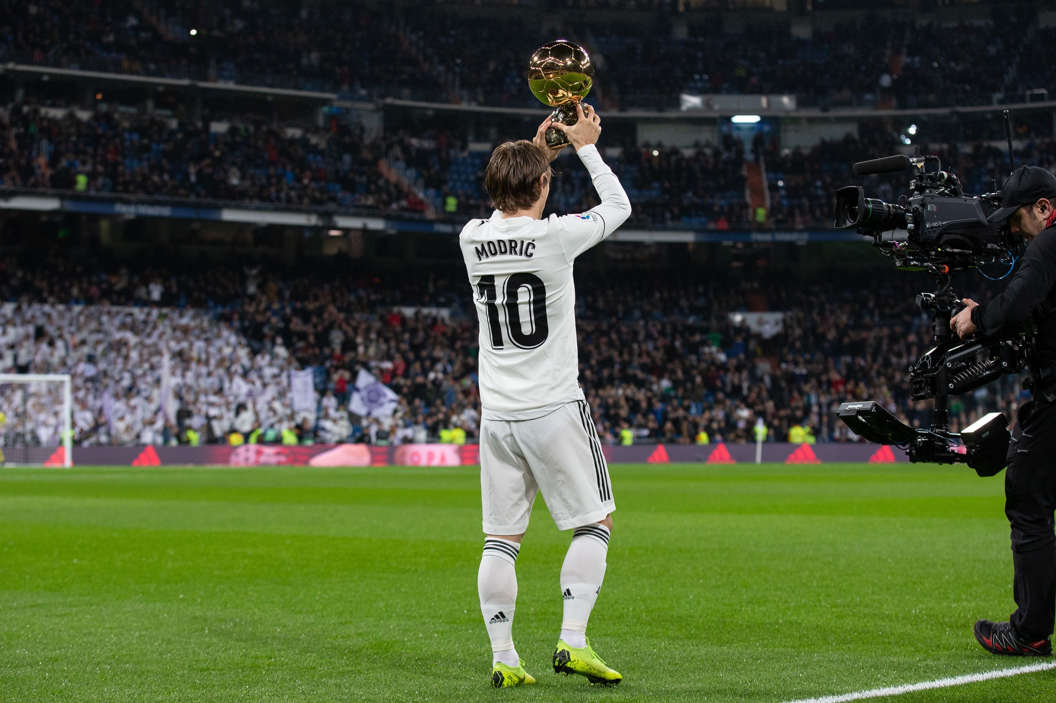 本世纪德甲戴帽数前10：莱万384场16次第1，凯恩76场10次第3