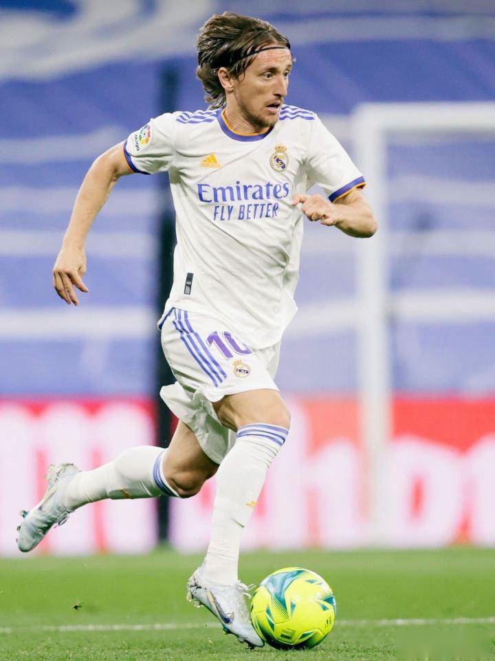 他是申花最被低估的球员，为俱乐部宁愿枯坐板凳，今年只出场一次