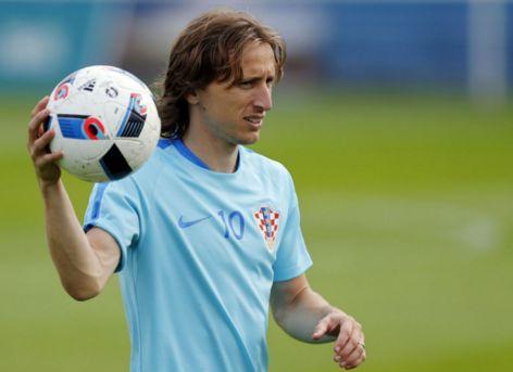 2026米兰冬奥会火炬继续在意大利境内传递